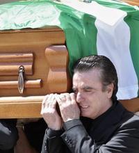 Roco Jurado descansa en el cementerio de Chipiona tras un entierro en la intimidad