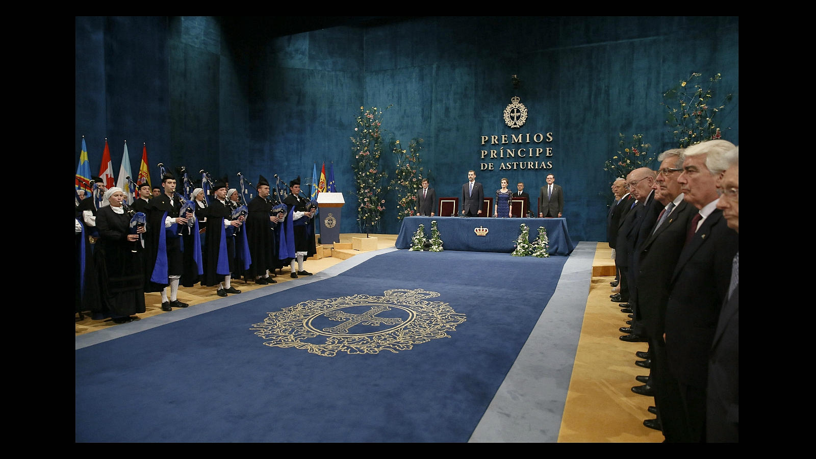 Don Felipe y Doña Letizia, al inicio de la ceremonia de entrega de los Premios Príncipe de Asturias