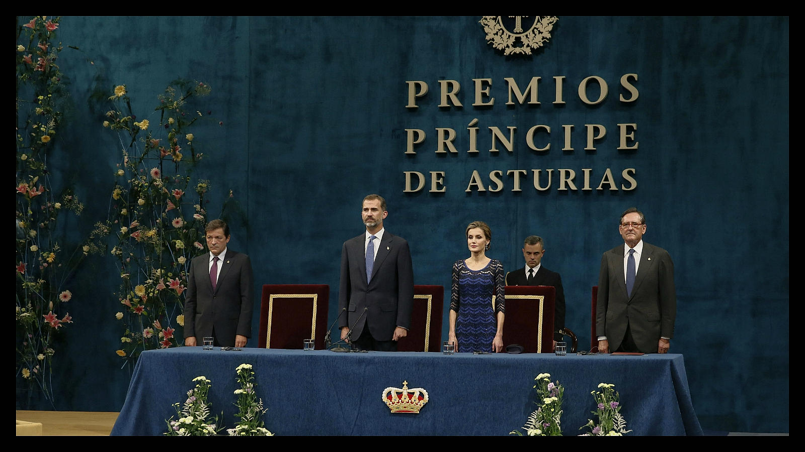 Los Reyes de España, junto al presidente de la Fundación Príncipe de Asturias, Matías Rodríguez Inciarte (derecha), y el vicepresidente de Honor, Javier Fernández (izquierda), al inicio de la ceremonia