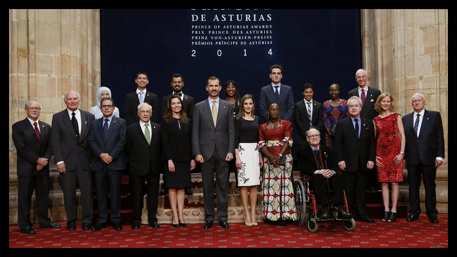 Los Reyes de España posan junto a los galardonados durante la entrega de los Premios Príncipe de Asturias 2014, en el hotel de la Reconquista de Oviedo