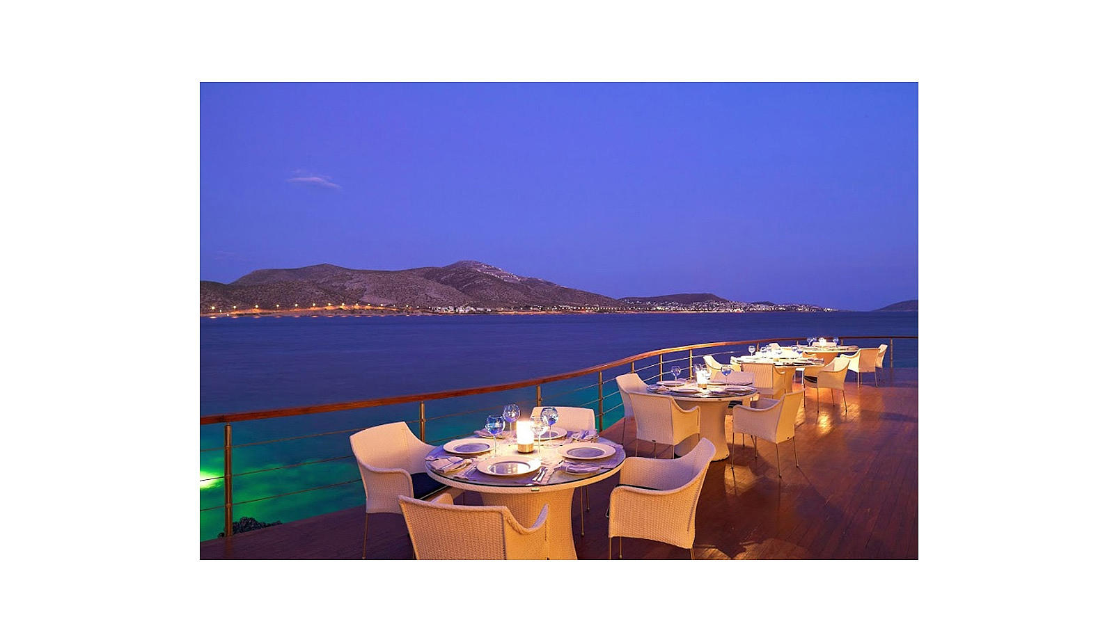 El resort está situado en la conocida como la Rivera Ateniense, que se puede observar desde el restaurante «Captain'sHouse» 