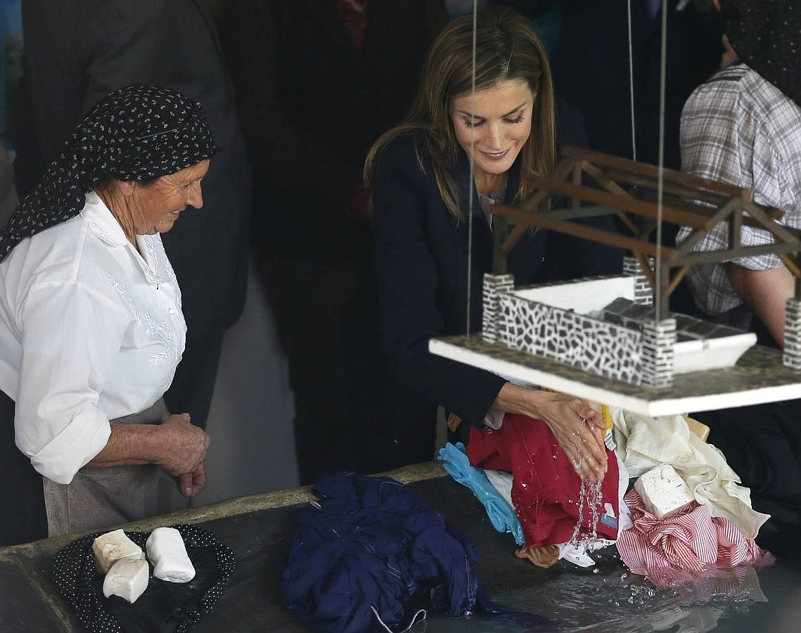 La reina Letizia en un antiguo lavadero de Boal, el concejo asturiano de 1.700 habitantes declarado este año Pueblo Ejemplar de Asturias