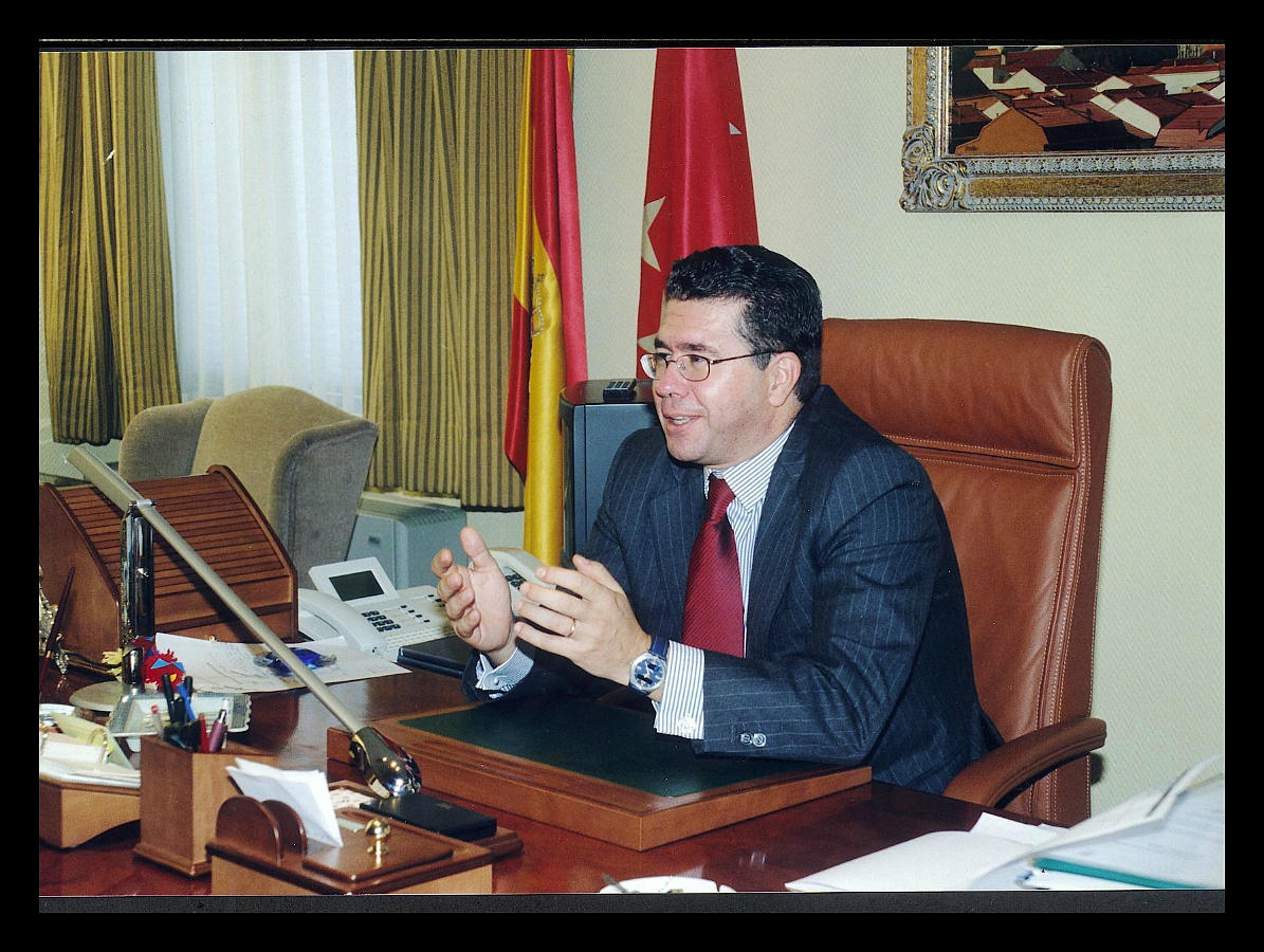 En 1999, al obtener el PP la mayoría absoluta, fue investido alcalde de Valdemoro. Esta imagen es del 2000, durante su primera legislatura