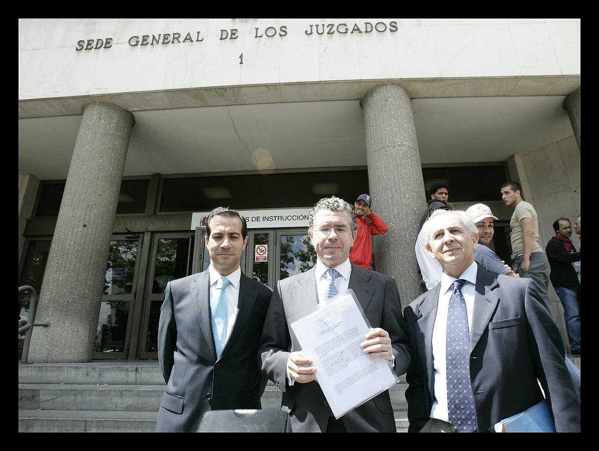 El 25 de mayo de 2009, Granados hacía entrega en los Juzgados de Plaza de Castilla, de una querella contra el PSOE, por información falsa en la financiación del PP madrileño