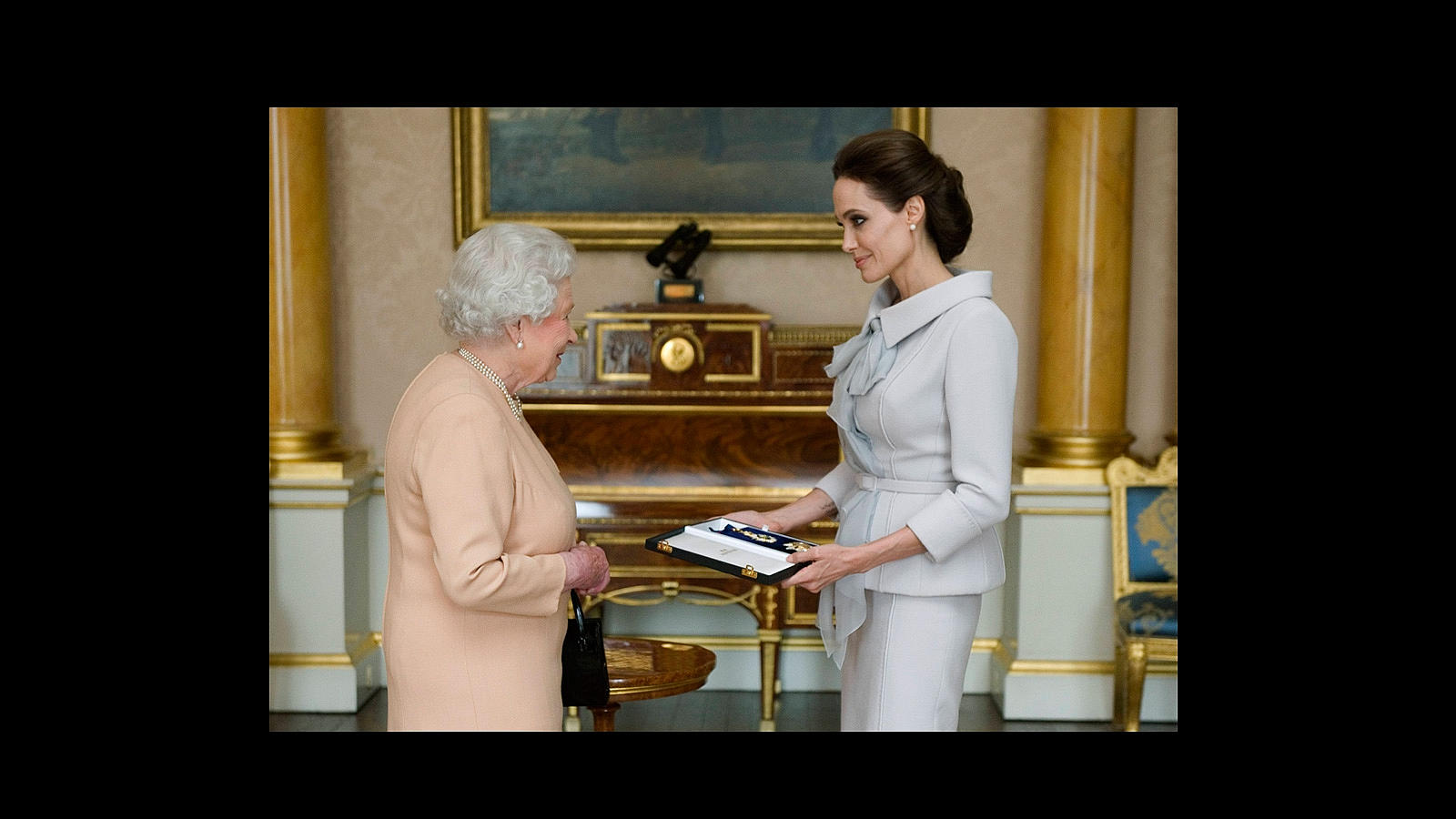 Angelina Jolie: Recientemente nombrada Gran Dama del Reino Unido por la Reina Elizabeth II (en el puesto 35 de la lista Forbes de mujeres poderosas), la fortuna, la carrera y la labor filantrópica de la actriz la llevan al puesto 50