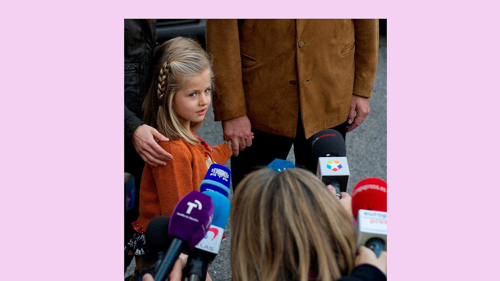 En noviembre de 2012, a la llegada ael Hospital San José, donde Don Juan Carlos se recuperaba de una operación de cadera, la Princesa hacía sus pinitos atendiendo a los medios de comunicación de la mano de su padre