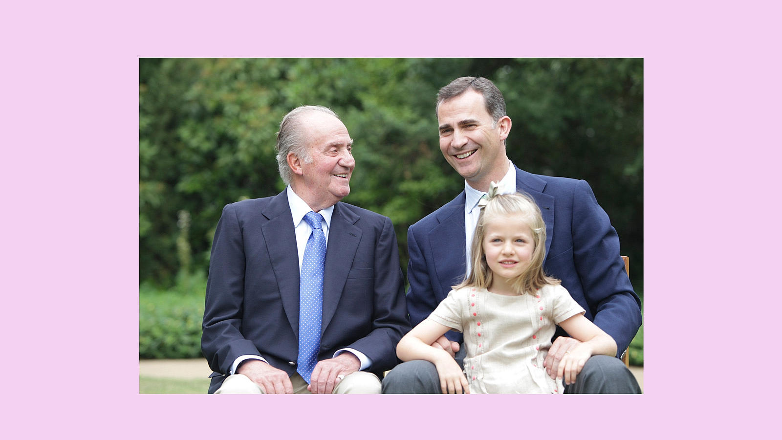 Tres generaciones unidas en esta foto oficial tomada en 2012 cuando Don Felipe aún no se había convertido en Rey acompañando a su padre Don Juan Carlos junto a su hija, la Princesa Leonor en el Palacio de la Zarzuela 