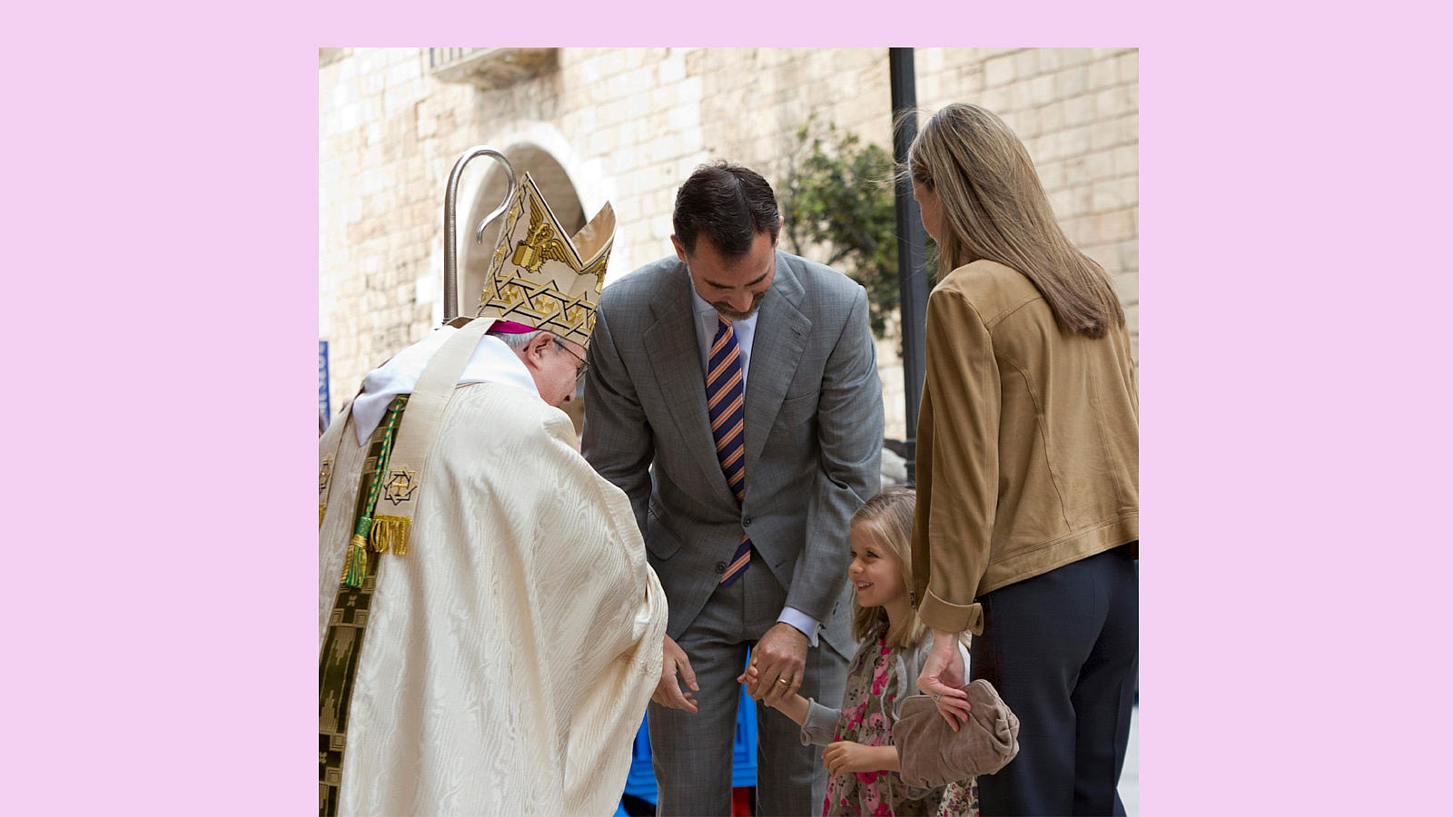 La Princesa sonríe al obispo de Mallorca cuando recibe su saludo a la entrada a la misa del Domingo de Resurrección de 2011 en la Catedral de Mallorca