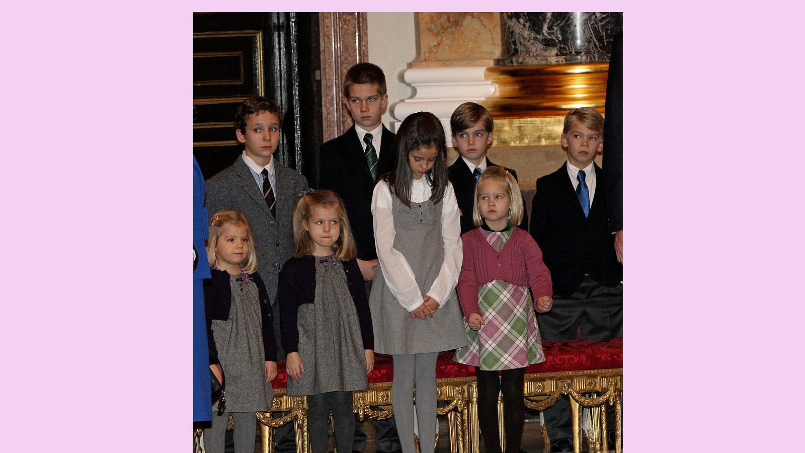 La Princesa muy formalita atiende, junto a sus primos a la ceremonia religiosa oficiada en la capilla del Palacio Real con motivo del centenario del nacimiento de su bisabuela Doña María de las Mercedes de Borbón y Orleans