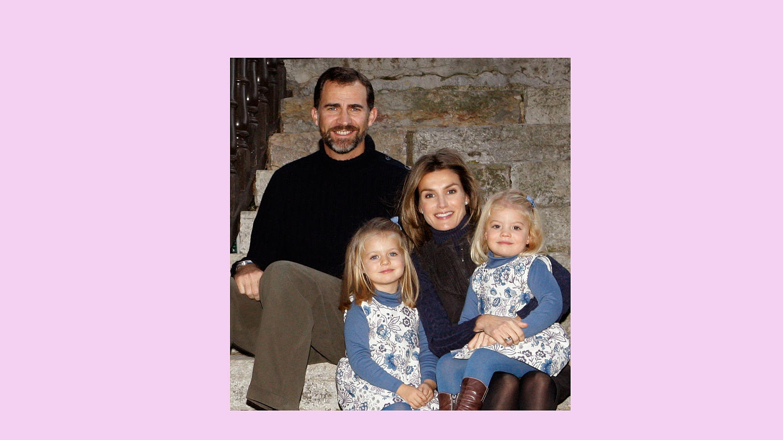 Sonriente posa junto a sus padres y su hermana en la felicitación de Navidad de los Reyes de 2009, en una de las pocas ocasiones que Doña Letizia las ha vestido iguales