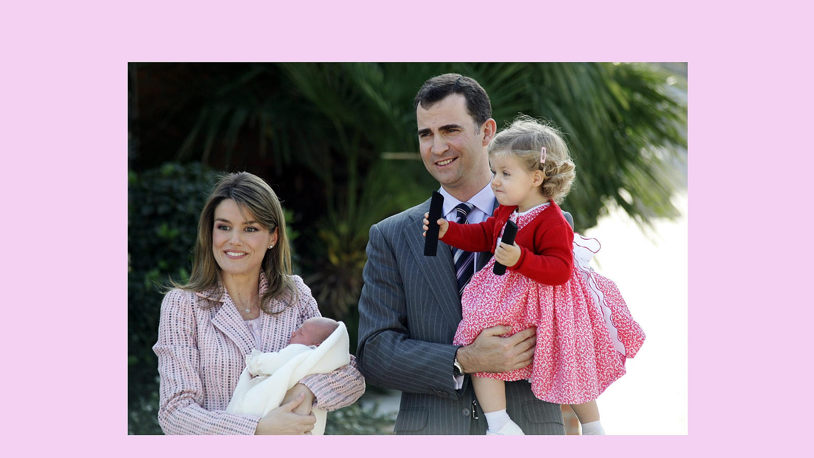 Tras el nacimiento de su hermana la Infanta Sofía, el 29 de abril de 2007, la Princesa jugueteaba en brazos de Don Felipe a la salida de la Clínica Ruber