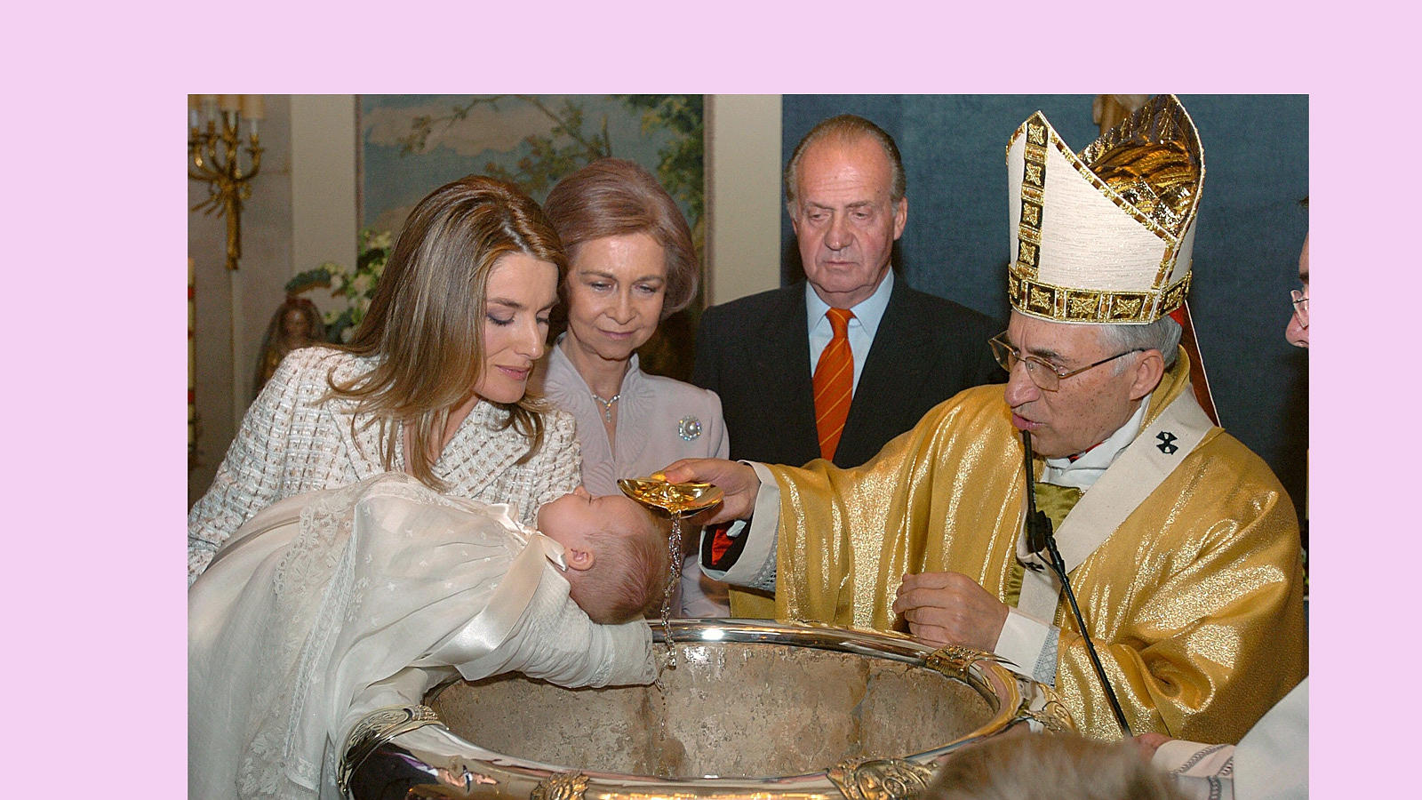 Doña Letizia sostiene a la Princesa Leonor el bautizo oficiado el 14 de enero de 2006 en el vestíbulo del Palacio de la Zarzuela por el arzobispo de Madrid, el cardenal Antonio María Rouco Varela (dcha), con agua del río Jordán traída desde Tierra Santa, junto a los Reyes que fueron sus padrinos
