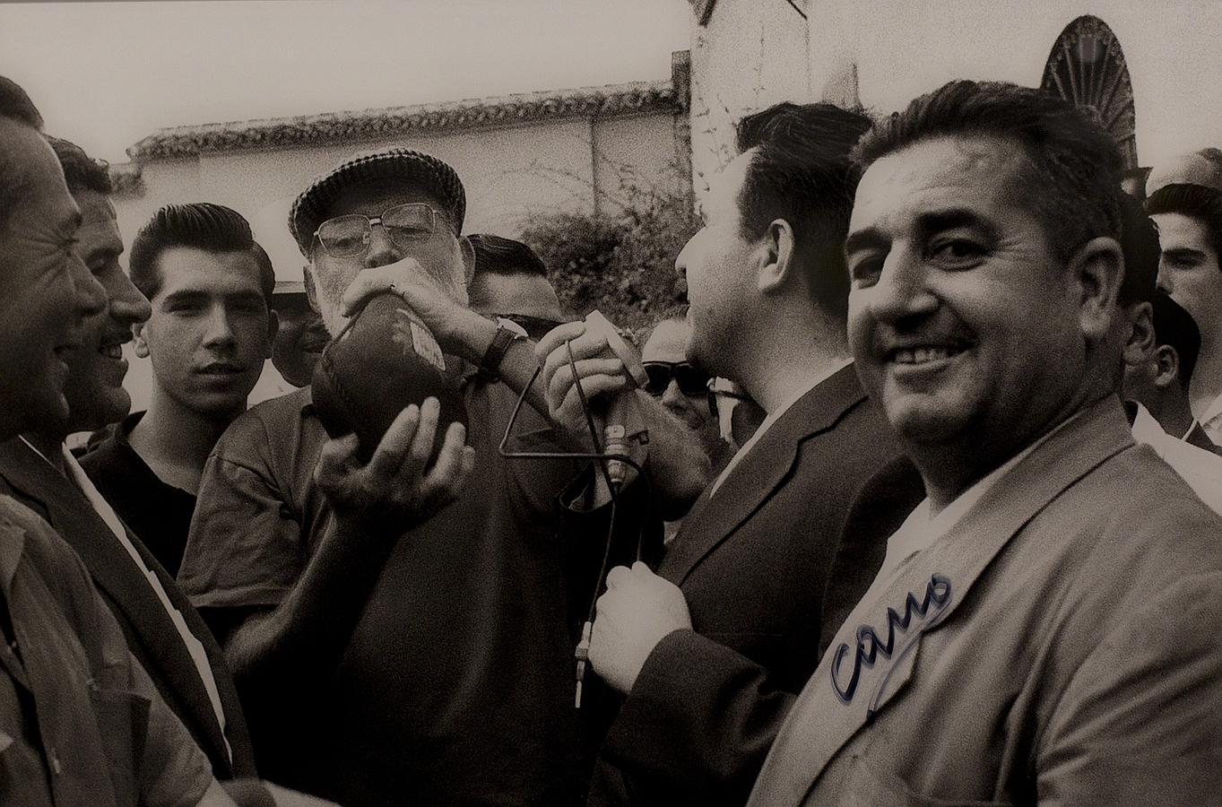 «Hemingway en la Plaza de Toros de Murcia bebiendo vino de la bota, en 1959, meses antes de suicidarse»