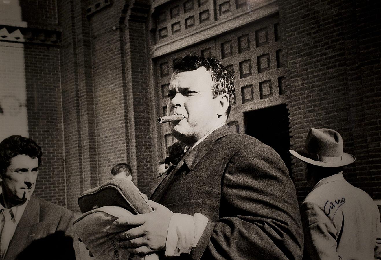 «Orson Welles fumando un puro en el patio de cuadrillas de Las Ventas»
