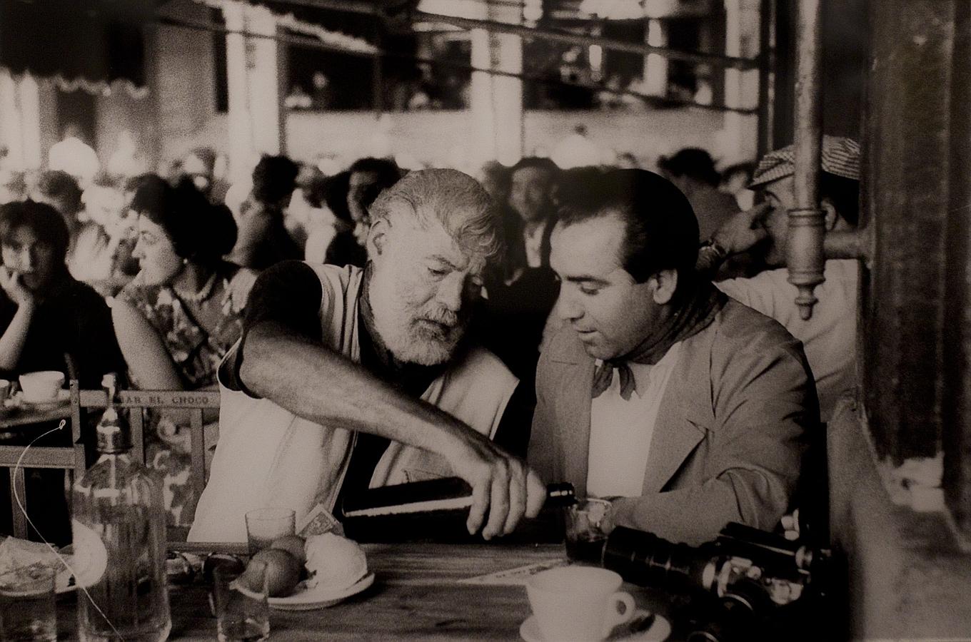 «Hemingway, gran aficionado a los Sanfermines, en el Café Iruña de Pampona»
