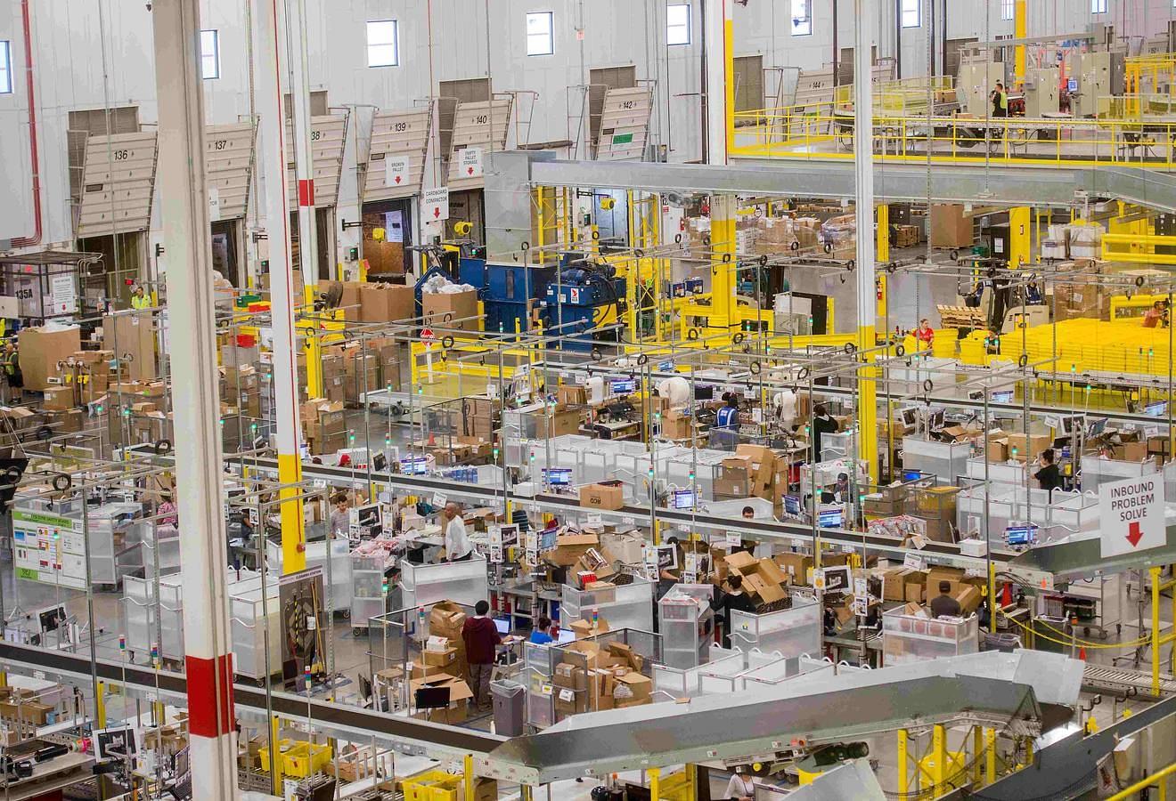 Vista general del centro logístico de Amazon en Tracy, California 