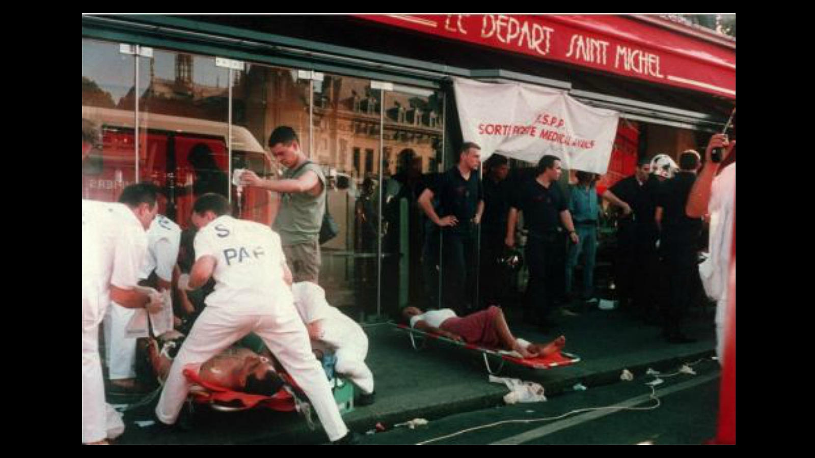El 25 de julio de 1995, ocho muertos en el estallido de una bomba en un tren suburbano en la estación Saint Michel, en el céntrico Barrio Latino de París. El atentado, atribuido a extremistas islamistas argelinos, es el más mortífero de una ola de ataques terroristas en el verano boreal de 1995 que causó más de 200 heridos