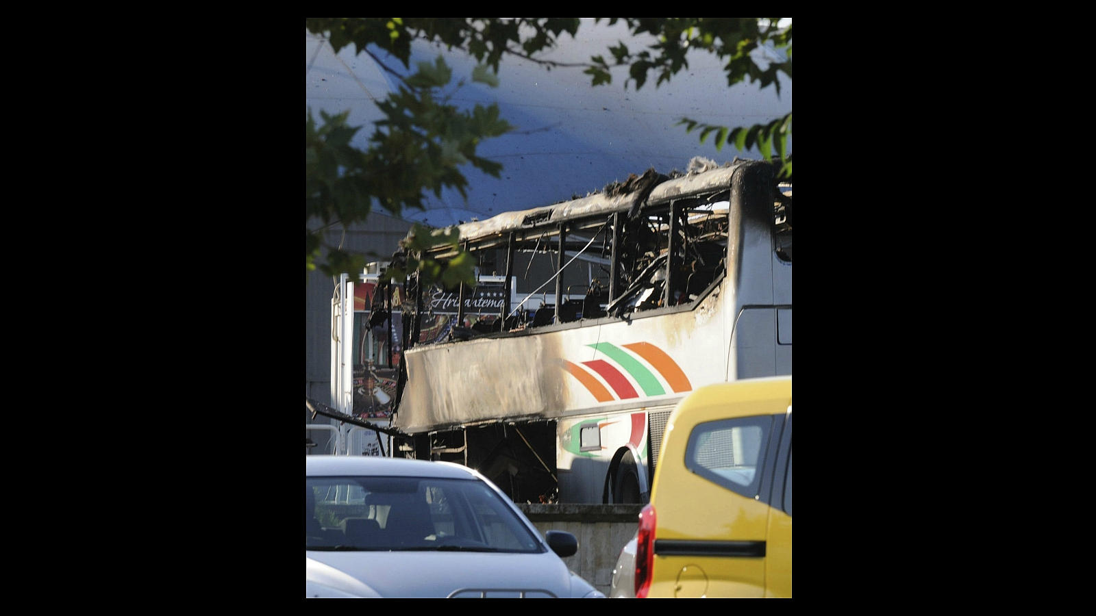 El 18 de julio de 2012, cinco turistas israelíes murieron en el aeropuerto de Burgas, este del país, en un atentado con bomba contra un autobús. También murieron el chófer del autobús y el autor del atentado. Israel acusó del atentado al movimiento chiita libanés Hezbol
