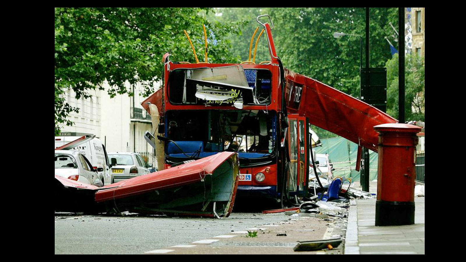 El 7 de julio de 2005, cuatro atentados suicidas coordinados en tres trenes subterráneos y un autobús causaron 56 muertos y 700 heridos. Los atentados fueron reivindicados por un grupo afiliado a Al Qaida