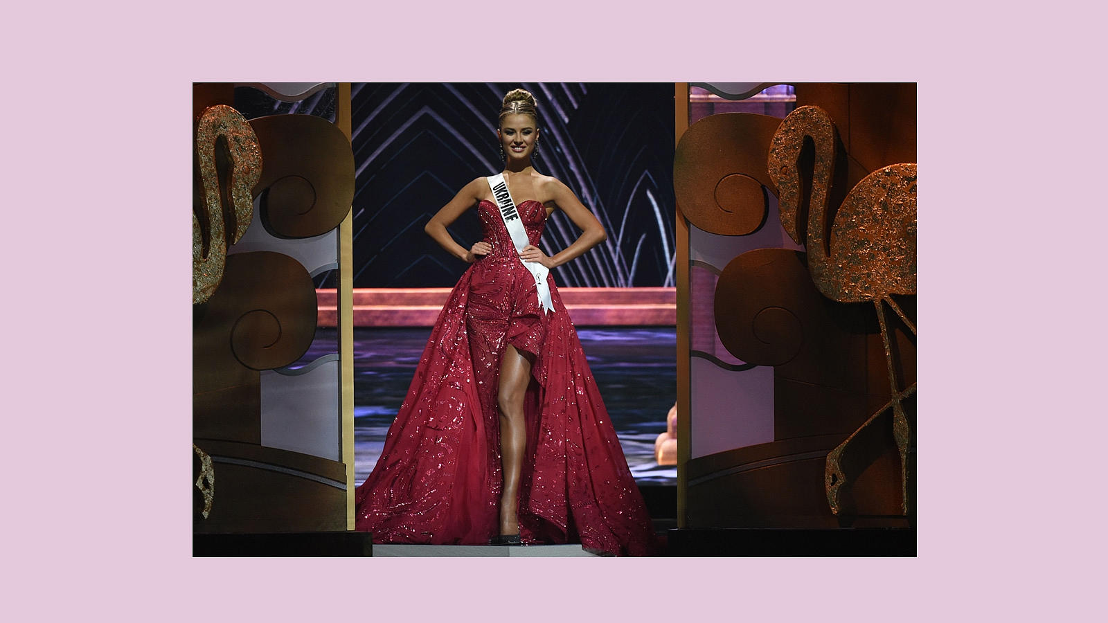 Al igual que Miss Estados Unidos, la candidata de Ucrania llegó a la final y desfiló con un traje de noche granate 