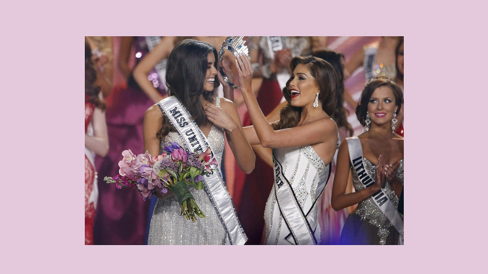 La venezolana Gabriela Isler, Miss Universo 2013, pone la corona a su sucesora