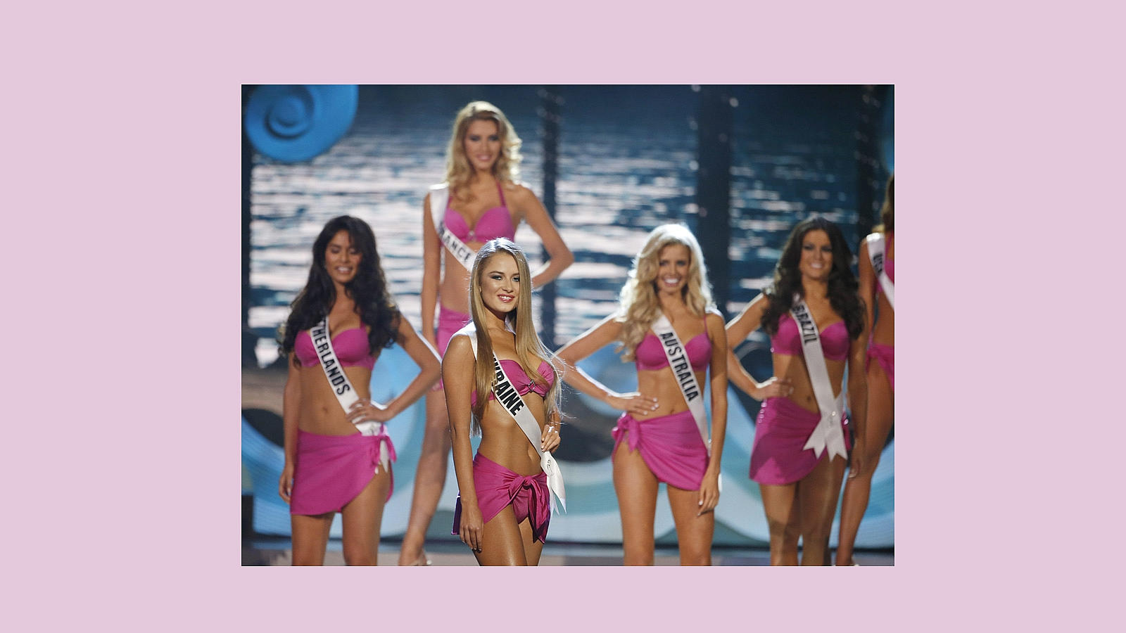 Miss Ucrania, en primer plano, en un momento del desfile en traje de baño junto a otras de las candidatas