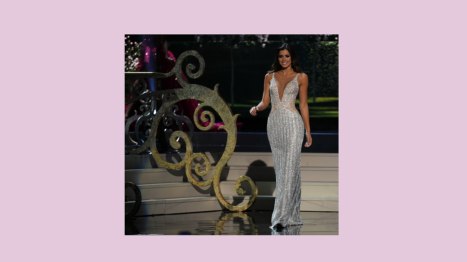 Paulina Vega, Miss Colombia, en un momento de su desfile en traje de noche