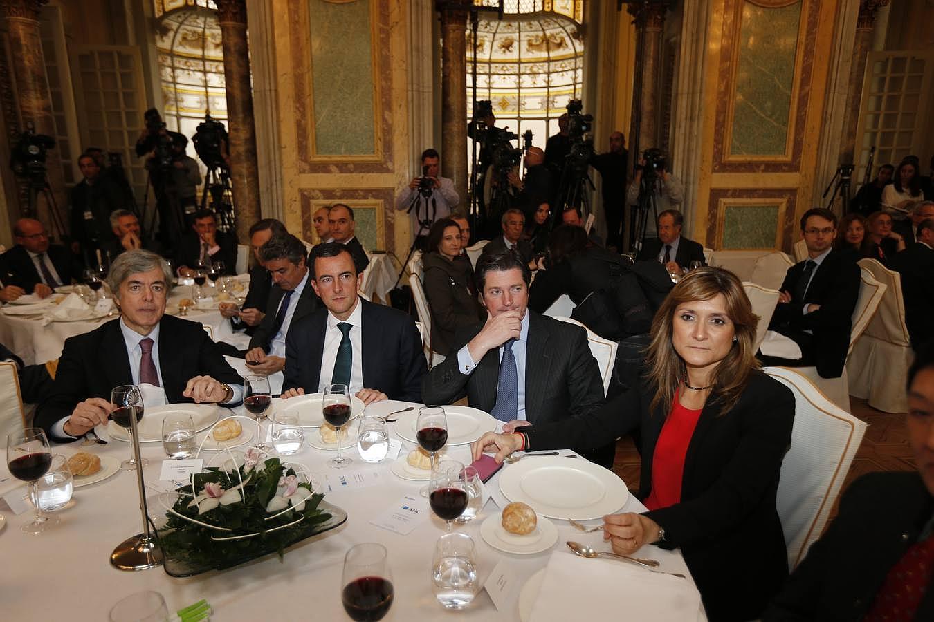 Periodistas y políticos copan las mesas del Casino. En la imagen, Ana Delgado, la directora general de ABC