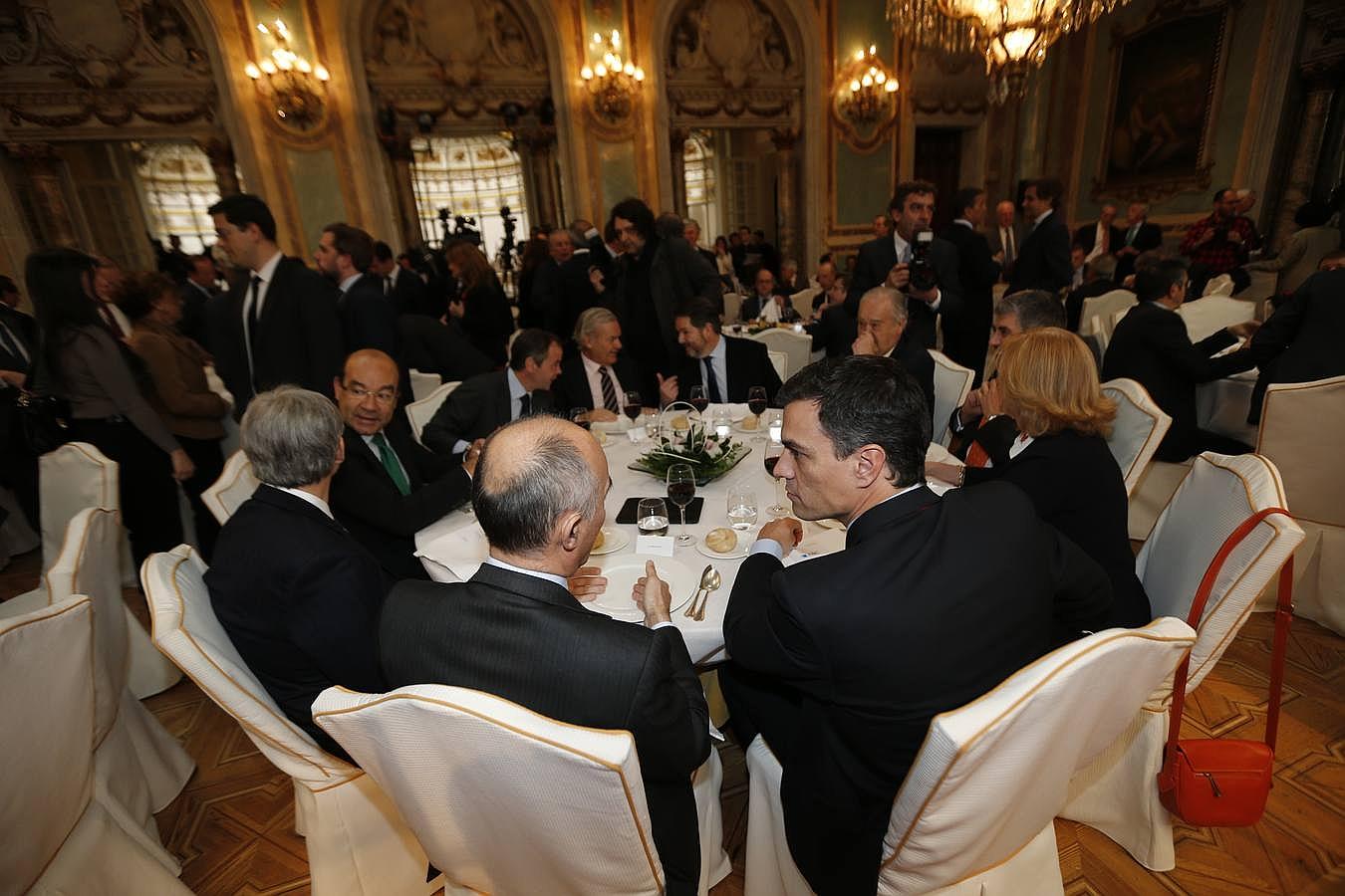Mesa principal, con Pedro Sánchez, el director de ABC y la presidenta editora, entre otros