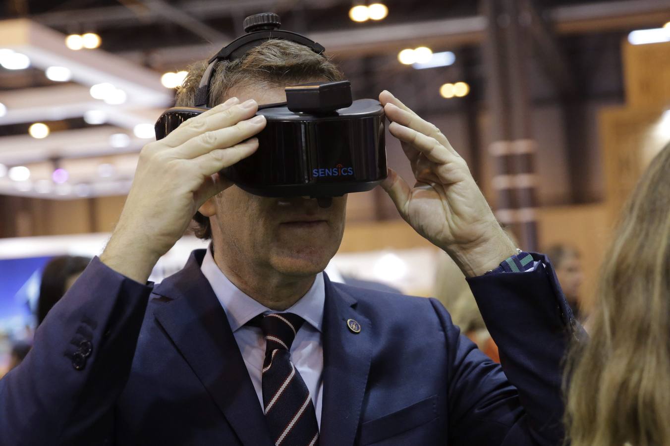 El presidente de la Xunta, Alberto Núñez Feijóo, se prueba unas gafas 3D