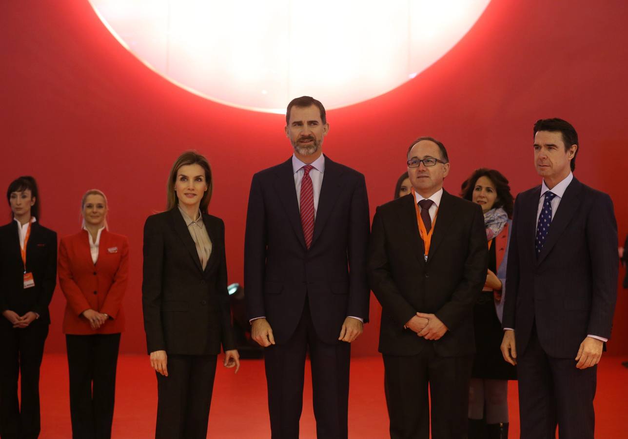 Los Reyes han visitado el pabellón de Iberia acompañados del ministro de Industria, Energía y Turismo, José Manuel Soria (d) y el presidente de la compañía, Luis Gallego (2d)