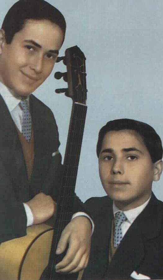 Paco de Lucia y su hermano Pepe a principios de los sesenta, en 1960