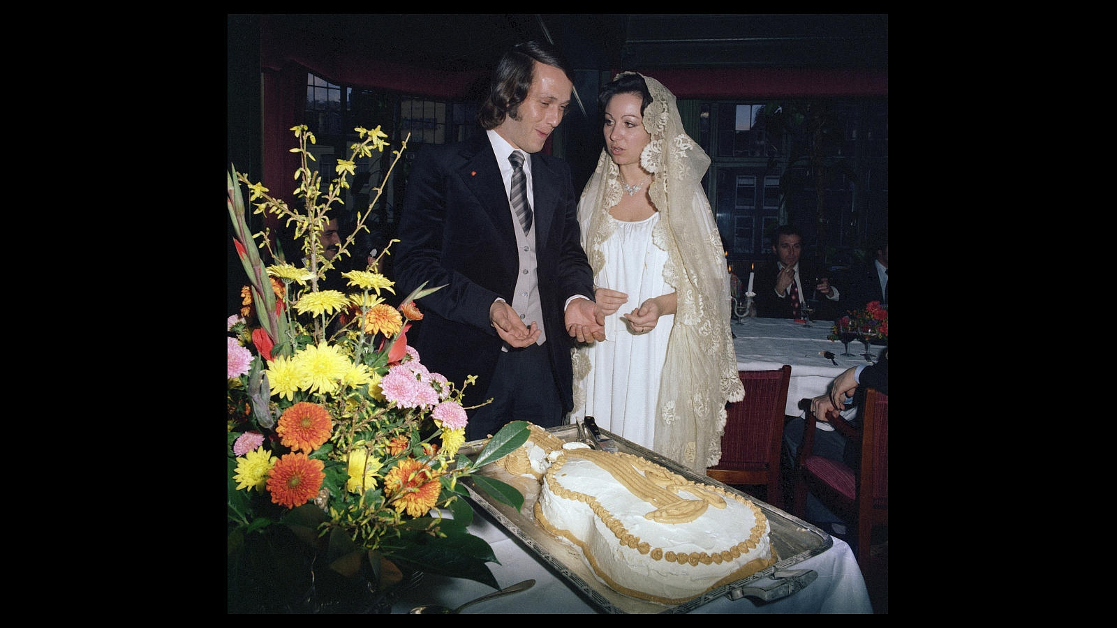 Paco de Lucía y Casilda Varela parten la tradicional tarta nupcial, después de contraer matrimonio en la iglesia de Beyinhorf, en el centro de Amsterdam (1977)