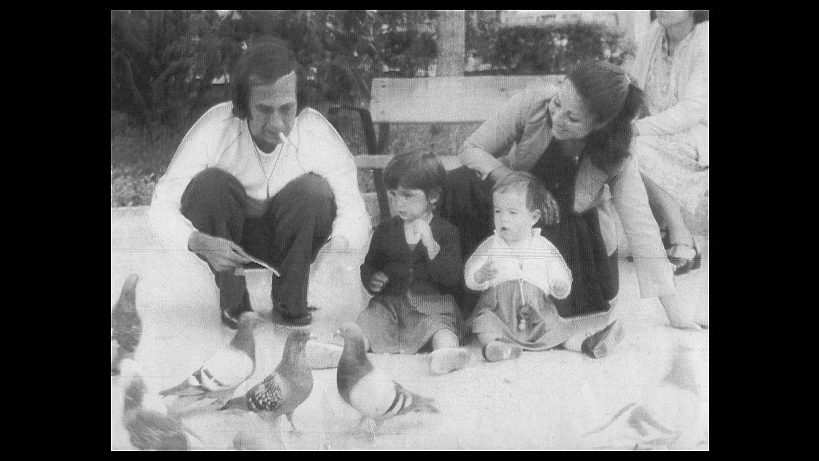Cádiz, 5 de junio de 1980. Paco de Lucía y su esposa Casilda Varela, con sus hijas Casilda y Lucía de la Palma en un parque gaditano