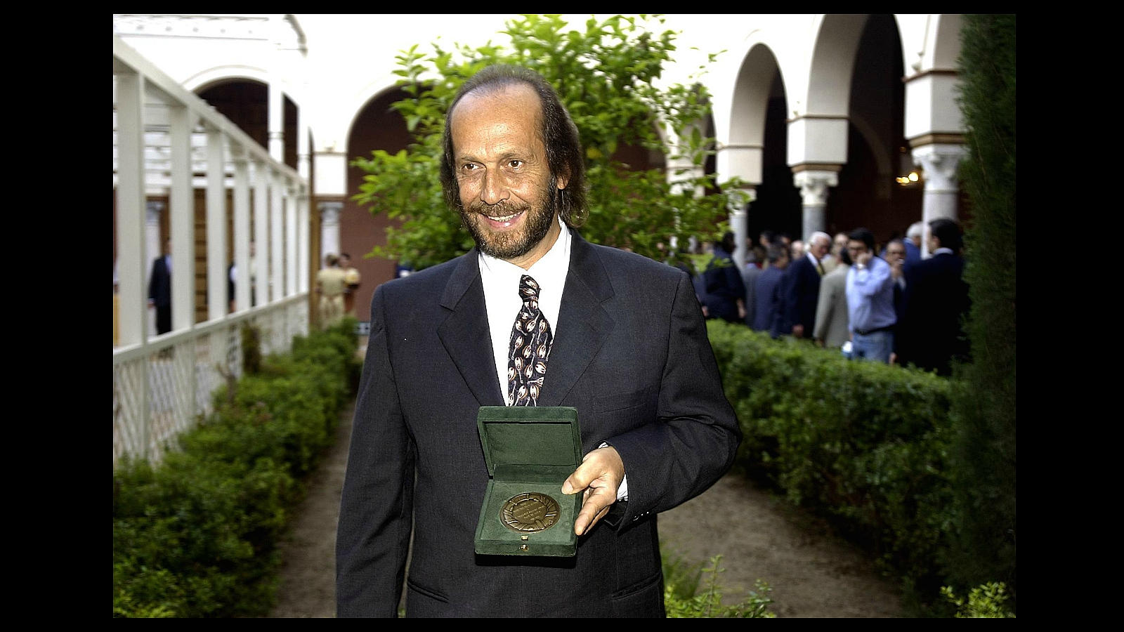 Paco de Lucía recibió el premio «La Niña de los Peines» en Sevilla (2002)
