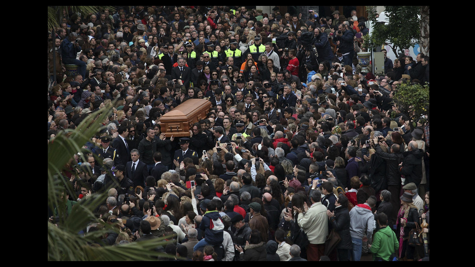 Miles de personas aclamaban el féretro con los restos mortales de Paco de Lucía, en Algeciras