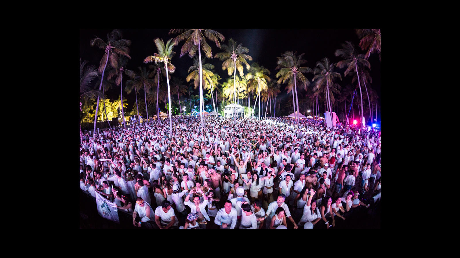 La mayor fiesta del Caribe acaba de finalizar en República Dominicana con la celebración de la octava edición de Ron Barceló Desalia. La playa Cabeza de Toro ha sido el escenario en el que más de 5.000 personas vestidas de blanco han disfrutado de esta octava edición con los mejores DJ’s de la escena nacional e internacional