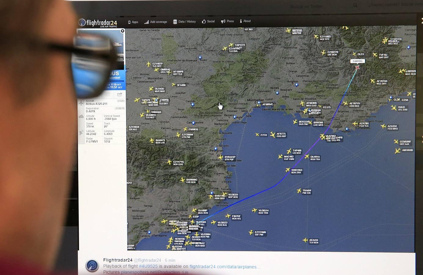 Una persona mira en la pantalla de su ordenador la página de «flyghtradar24»en la que se muestra el punto donde desapareció de la señal de radar el Airbus A320