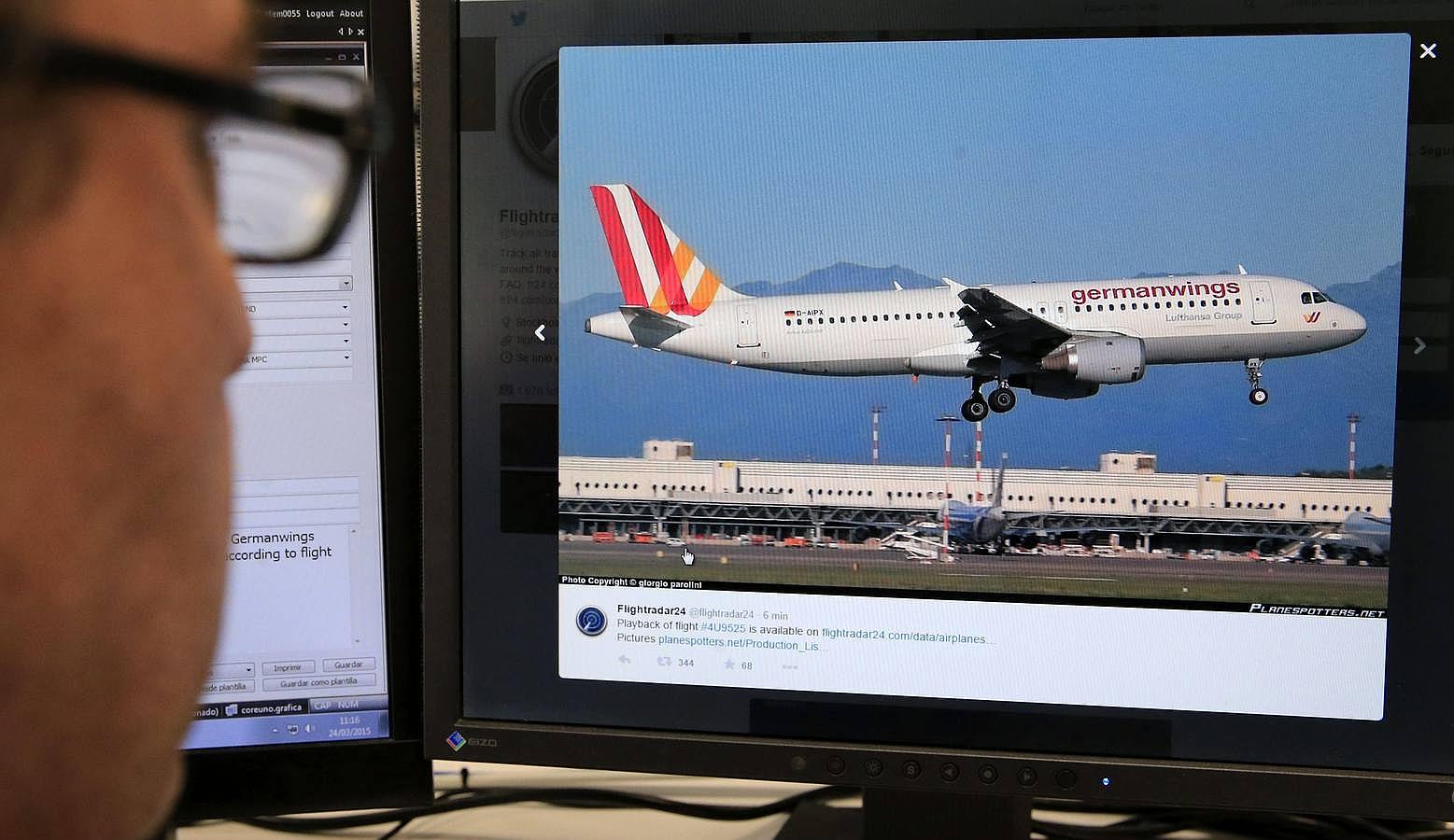 Una persona mira en la pantalla de su ordenador la página de «flyghtradar24» en la que se muestra un Airbus A320, similar al de la compañía Germanwings -la compañía de bajo coste de Lufthansa-, en el viajaban 150 personas, entre pasajeros y tripulantes que se ha estrellado hoy en los Alpes Haute Provence, en el sur de Francia
