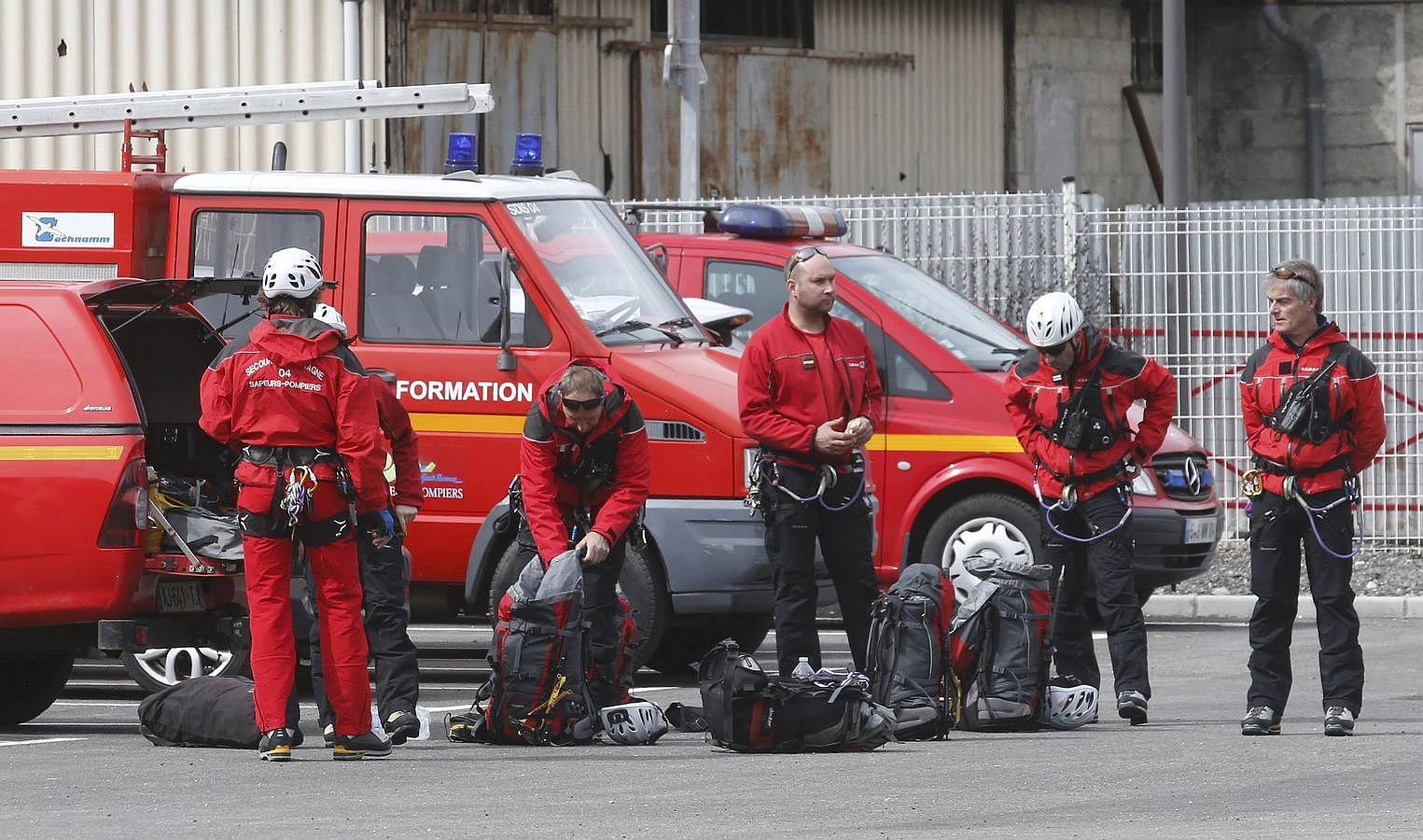 Bomberos franceses se preparan para iniciar el rescate de los cuerpos de las víctimas del Airbus A320 siniestrado en los Alpes franceses cuando se dirigía a Dusseldorf después de haber despegado del aeropuerto español de El Prat 