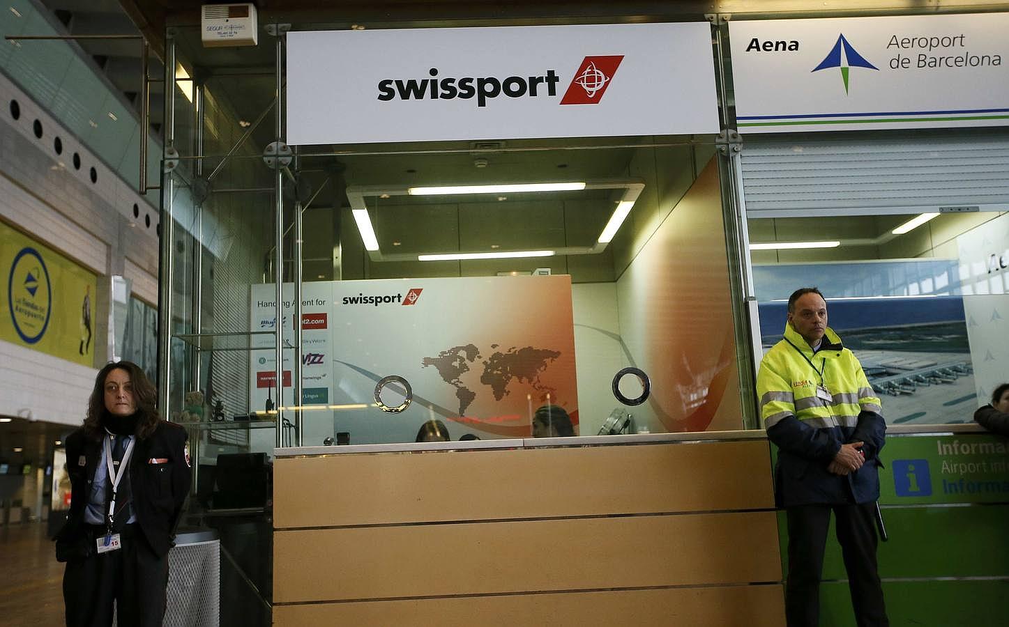 El mostrador de Swissport, compañía de handling a través de la cual opera Germanwings en Barcelona, permanece asegurada por agentes de seguridad
