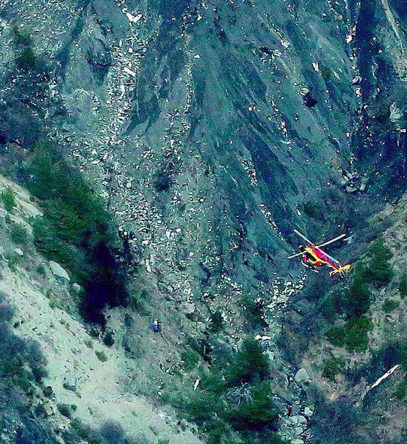 Un helicóptero recorre la zona de los Alpres franceses donde se ha producido el accidente