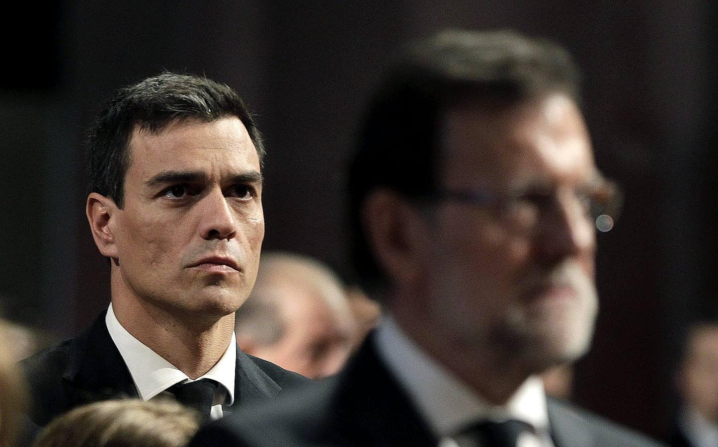 El líder del PSOE, Pedro Sánchez, escucha la ceremonia tras el presidente del Gobierno
