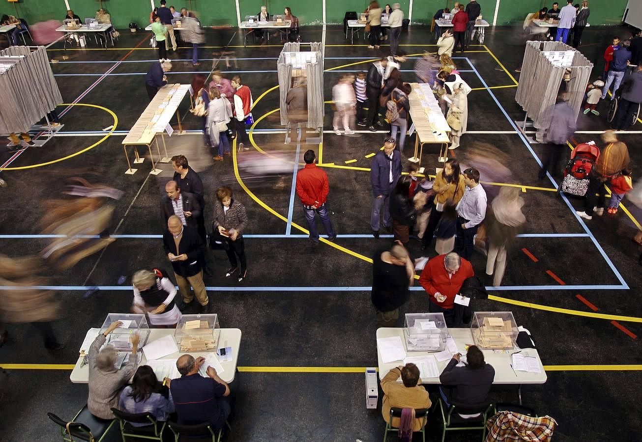 Multitud de personas han ejercido su derecho al voto, en una jornada en la que un total de 481.240 electores están llamados hoy a participar en Navarra 