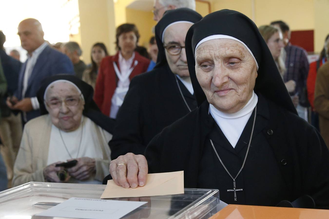 Una religiosa ejerce su derecho al voto en un colegio electoral de Aravaca (Madrid)