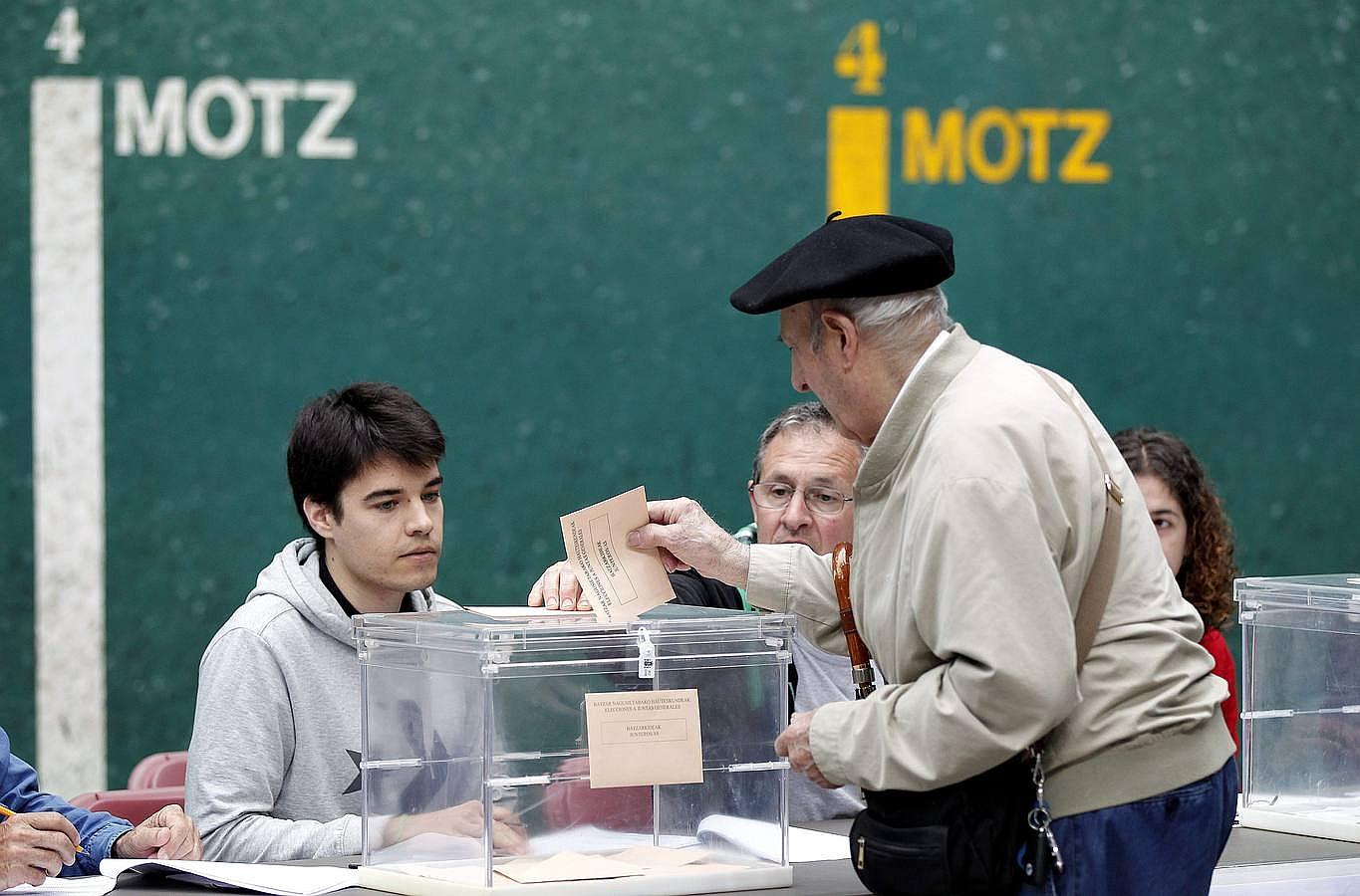 Un hombre deposita su voto en el frontón de Hondarribia (Gipuzkoa)