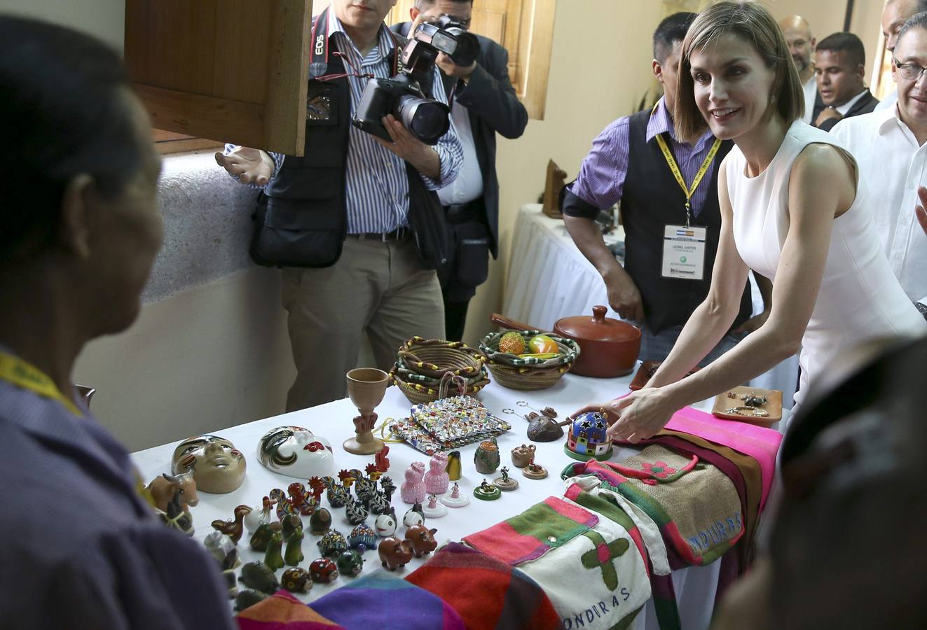 La Reina visitó una escuela-taller de rehabilitación del patrimonio en Comayagua 