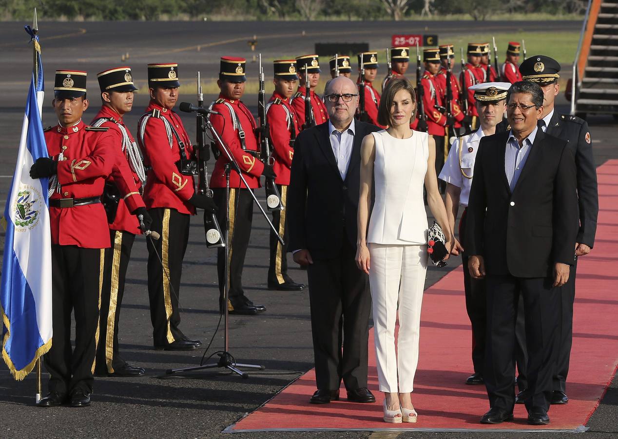 Su Alteza Doña Letizia inició la segunda jornada de su viaje en San Salvador, donde ha sido recibida por el embajador y el viceministro de Cooperación 