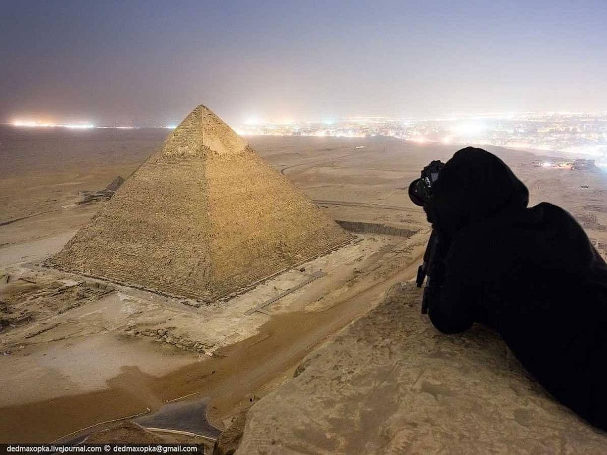 La Gran Pirámide de Guiza, vista desde lo alto de una de sus «hermanas»