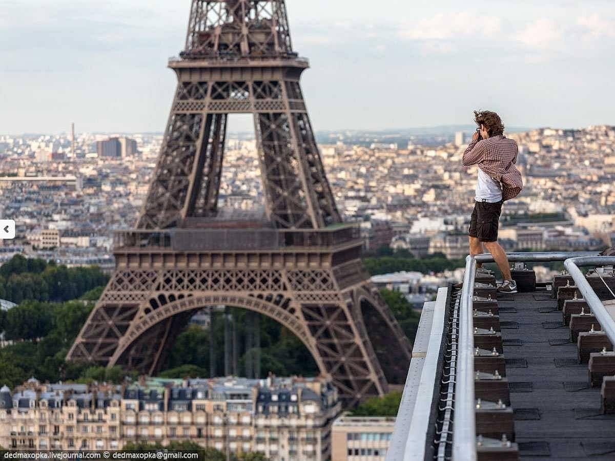 La Torre Eiffel, vista desde el tejado de un edificio cercano
